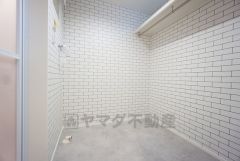 洗面所横に広々とした脱衣所が設けられています。ハンガーパイプ付きなのでランドリースペースとしても＾＾