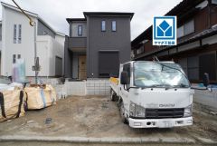 1ｋｍ圏内にローソン、小中学校、幼稚園、郵便局、市役所など周辺環境充実＾＾閑静な住宅地で子育て世帯にオススメの住環境です＾＾