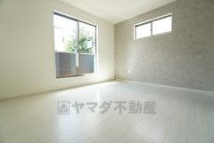 主寝室としてお使いいただけそうなこちらのお部屋は、日当たりが良く、爽やかな風を感じて起きる朝は、快適生活の始まりに。