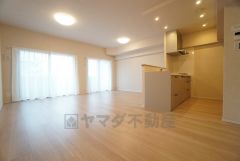 大きな掃き出し窓のあるリビングは、陽光あふれる明るい空間です。ゆったりと寛げる憩いの場となりそうです。