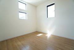 2面採光を確保した明るい室内は、風通しも良く、大変居心地の良い空間となっております。日当たりがよく、子供部屋としての利用もおすすめ。