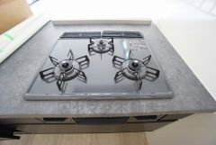 3口コンロなので、効率よくお料理が楽しめます。キッチンのスペースも広々としてるので毎日のお料理も楽しくなりますね＾＾
