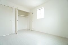暖かい日差しが差し込む洋室。たっぷり収納できるクローゼット付きでお部屋の中をすっきりと快適に保てます。