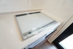 汚れてもサッとふける、お手入れのしやすいIHクッキングヒーター。オール電化なので経済的です。