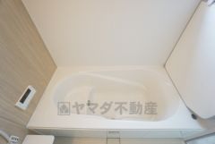1日の疲れを癒すくつろぎのバスルーム。足を伸ばしてもゆったりと入れるサイズです。お子様と一緒にお風呂に入っても狭くないですね＾＾