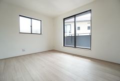 2面採光を確保した明るい室内は、風通しも良く、大変居心地の良い空間となっております。爽やかな風を感じて起きる朝は、快適生活の始まりに。