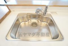 大きなお鍋も楽々洗える幅の広いシンクです＾＾ステンレスシンクなので簡単にお掃除できますよ。洗剤やスポンジもすっきりできる収納付き。