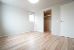 7帖。主寝室としてお使いいただけそうなこちらのお部屋は、日当たりが良く、爽やかな風を感じて起きる朝は、快適生活の始まりに。