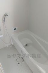 1日の疲れを癒すくつろぎのバスルーム。足を伸ばしてもゆったりと入れるサイズです。お子様と一緒にお風呂に入っても狭くないですね＾＾ 