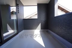 幅広のインナーバルコニーは多少の雨でも洗濯物を守ってくれ、家事を助けてくれること間違いなし。眩しすぎる日差しも和らげます。