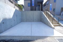 駐車スペースは2台分を確保。マイカー用に、お客さま用に、余裕を持ってご利用いただけます。