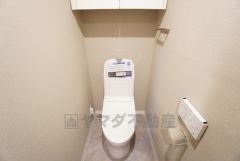 ウォシュレット、暖房便座、節電・節水機能など、使い勝手のよい高機能トイレです。 上部には収納棚が付いています＾＾
