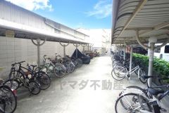 駐輪場。 アプローチからの動線が良く、毎日の自転車の出し入れもスムーズに行えます＾＾日々の通勤・通学を快適にサポート。 