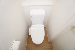 1階2階の2ヶ所にトイレがありますので、忙しい朝にも家族に気を使わず、ゆとりが生まれますね＾＾ 小窓付きで換気する時に便利です＾＾