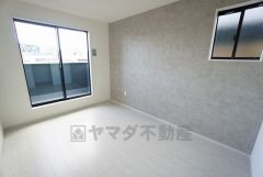 主寝室としてお使いいただけそうなこちらのお部屋は、日当たりが良く、爽やかな風を感じて起きる朝は、快適生活の始まりに。
