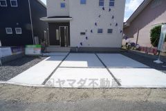 カースペースは停めやすい並列駐車2台付きです。 ご夫婦で一台ずつ所有できます。 敷地面積広々55坪以上。