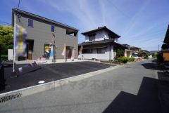 前面道路は南側約4.3ｍの公道に面しています。 住人以外の車の進入も少なく、小さなお子様を持つご家庭にも安心です。 