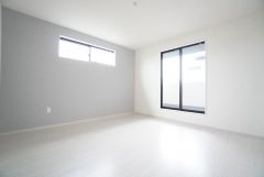 主寝室としてお使いいただけそうなこちらのお部屋は、日当たりが良く、爽やかな風を感じて起きる朝は、快適生活の始まりに。