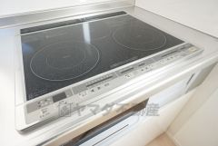 お手入れのしやすいIHクッキングヒーターです。3口コンロなので、効率よくお料理が楽しめます。毎日のお料理も楽しくなりますね＾＾