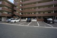 敷地内に駐車場あり。 月額（9，000～11，000円）