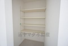 ストック品などの収納に便利なパントリー。