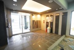 清掃の行き届いたきれいなエントランス。 ベビーカーや車椅子の出入りがしやすく、混雑も避けられるため、居住者の快適な生活動線を確保できます。