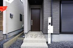 落ち着いたブラウントーンの玄関ドア。