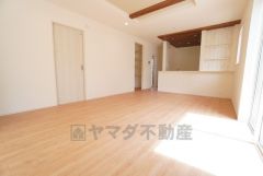 窓から光が差し込む明るいダイニングです＾＾