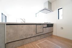 対面式キッチンなのでリビングにいるご家族とコミュニケーションを取りながら洗い物や、お料理が楽しめそうですね＾＾