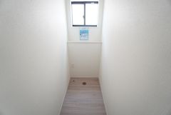 トイレ未取付。 1階2階の2ヶ所にトイレがありますので、忙しい朝にも家族に気を使わず、ゆとりが生まれますね＾＾ 小窓付きで換気する時に便利です＾＾