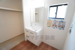 三面鏡裏収納付き洗面化粧台です＾＾ 歯磨きセットやスキンケア用品などの収納に便利ですね。ランドリースペース上部には窓も付いており換気に便利です＾＾