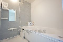 1日の疲れを癒すくつろぎのバスルーム。足を伸ばしてもゆったりと入れるサイズです。お子様と一緒にお風呂に入っても狭くないですね＾＾