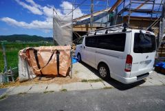 ゆとりある並列2台駐車。マイカー用に、お客さま用に、余裕を持ってご利用いただけます。