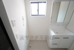 ランドリースペース上部には窓も付いており換気に便利です＾＾