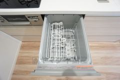 家事の時間が短縮できる食器洗浄乾燥機付。後片付けもラクラクです。食器を洗う手間が減るので家族とのコミュニケーションの時間や自分の時間が増えますね＾＾