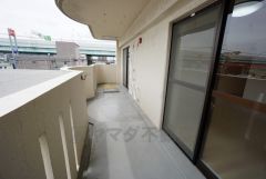 ＬＤＫから出入りできるバルコニー＾＾ 陽当たりの良いバルコニーです。お洗濯やお布団干しはもちろん、日光浴スペースにも＾＾