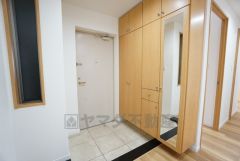 明るい玄関＾＾たっぷり収納できるシューズボックス付きなので、家族全員の靴がきれいに整頓できます。鏡付きなのでお出かけ前の身だしなみチェックに便利です＾＾ 