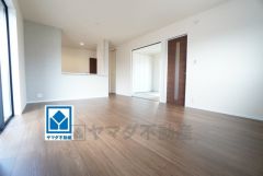 家族が集まる開放的なリビング。思い思いの時間を過ごしたり食事をしたり、素敵な団らんの場になりますね。