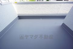 広々としたバルコニー。お洗濯やお布団干しはもちろん、日光浴スペースにも。足元は防水工事施工済です。