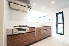 対面式キッチンなのでリビングにいるご家族とコミュニケーションを取りながら洗い物や、お料理が楽しめそうですね＾＾