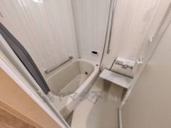 1日の疲れを癒すくつろぎのバスルーム。雨の日のお洗濯にも嬉しい浴室乾燥付き。換気機能付きなのでお風呂のカビ予防にもなります＾＾ 