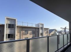 目の前に日差しを遮る建物がないので、日当たり＆風通し良好です＾＾心地よい自然の光や風を感じることができ、ほどよく開放感のある空間がつくれます。