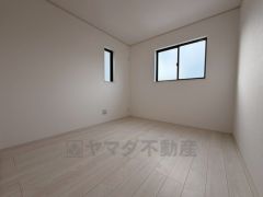 2面採光を確保した明るい室内は、風通しも良く、大変居心地の良い空間となっております。日当たりがよく、子供部屋としての利用もおすすめ。