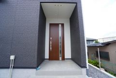 家の顔となる玄関扉がかっこいいと、たくさんの人を招き入れたくなりますね＾＾奥まって設置されており、雨にも濡れにくくなっています。
