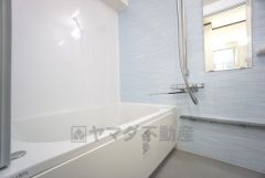 1日の疲れを癒すくつろぎのバスルーム。足を伸ばしてもゆったりと入れるサイズです。