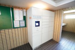 宅配ボックス付き。お仕事中や外出中などの不在時にも荷物が受け取れるのはとっても便利ですね＾＾セキュリティ面でも安心です＾＾