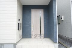 玄関には屋根があるので雨の日も安心してカバンの中から鍵が探せますね＾＾