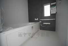 1日の疲れを癒すくつろぎのバスルーム。足を伸ばしてもゆったりと入れるサイズです。お子様と一緒にお風呂に入っても狭くないですね＾＾