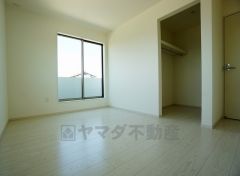 主寝室としても利用できる約7帖の洋室は温かい光の差し込むゆとりのある居室をぜひ現地にてご確認くださいませ。