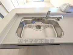 大きなお鍋も楽々洗える幅の広いシンクです＾＾ステンレスシンクなので簡単にお掃除できますよ。洗剤やスポンジもすっきりできる収納付き。